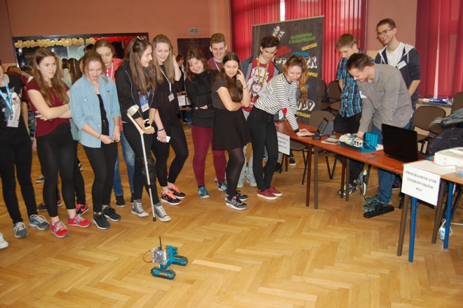 Młodzież z ZSZ pojechała z interaktywnymi warsztatami do gimnazjalistów, materiały prasowe ZSZ Wodzisław Śląski